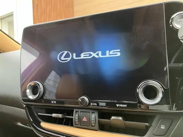 レクサス ＮＸ 350h バージョンL 埼玉県 2023(令5)年 3万km ソニッククォーツ 登録時29118km/ワンオーナー/サンルーフ/茶革シート/　・前席パワーシート/　・前席シートエアコン/　・全席シートヒーター/レクサスセーフティシステム＋/　・プリクラッシュセーフティ/　・レーダークルーズコントロール/　・レーントレーシングアシスト/　・アダプティブハイビームアシスト/　・ロードサインアシスト/　・プロアクティブドライビングアシスト/純正14インチメーカーナビ/　・マークレビンソンサウンド/　・Miracast/　・フルセグTV/　・Bluetooth接続/　・USB端子/Type-C端子/パノラミックビューモニター/デジタルインナーミラー/パワーバックドア/3眼LEDヘッドライト/LEDフォグ/ETC2.0/プッシュスタートボタン/スマートキー×2/カードキー×1/ヘッドアップディスプレイ/ブラインドスポットモニター/クリアランスソナー/純正20インチAW/革巻きステアリング/　・ステアリングヒーター/nanoe-X内蔵オートエアコン/ドアバイザー/新車時保証書/レクサス整備記録簿（R6.R7）/