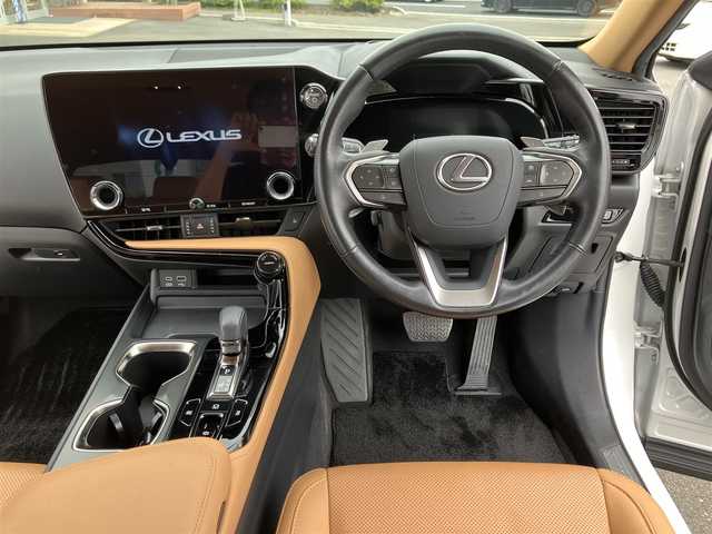 レクサス ＮＸ 350h バージョンL 埼玉県 2023(令5)年 3万km ソニッククォーツ 登録時29118km/ワンオーナー/サンルーフ/茶革シート/　・前席パワーシート/　・前席シートエアコン/　・全席シートヒーター/レクサスセーフティシステム＋/　・プリクラッシュセーフティ/　・レーダークルーズコントロール/　・レーントレーシングアシスト/　・アダプティブハイビームアシスト/　・ロードサインアシスト/　・プロアクティブドライビングアシスト/純正14インチメーカーナビ/　・マークレビンソンサウンド/　・Miracast/　・フルセグTV/　・Bluetooth接続/　・USB端子/Type-C端子/パノラミックビューモニター/デジタルインナーミラー/パワーバックドア/3眼LEDヘッドライト/LEDフォグ/ETC2.0/プッシュスタートボタン/スマートキー×2/カードキー×1/ヘッドアップディスプレイ/ブラインドスポットモニター/クリアランスソナー/純正20インチAW/革巻きステアリング/　・ステアリングヒーター/nanoe-X内蔵オートエアコン/ドアバイザー/新車時保証書/レクサス整備記録簿（R6.R7）/
