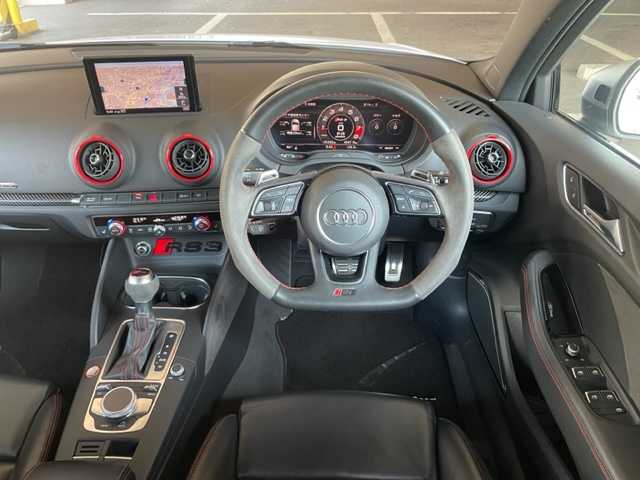 アウディ ＲＳ３ 神奈川県 2018(平30)年 8.4万km グレイシアホワイトメタリック ワンオーナー/4WDターボ/パノラマルーフ/純正HDDナビ/・DTV/DVD/BT/USB/SD/Bang&Olufsenサウンド/バックカメラ/コーナーセンサー/レザーシート/前席シートヒーター/レーダークルーズコントロール/ビルトインETC2.0/レーンアシスト/衝突軽減ブレーキ/純正19インチAW/プッシュEgスタート/ストップ/スマートキー×2/純正LEDヘッドライト/バック/フロントフォグ/パドルシフト付ステアリング/EVENTURI吸気システム/アイドリングストップ/ターンランプ付電動格納ドアミラー/純正フロアマット/取扱説明書/新車時保証書