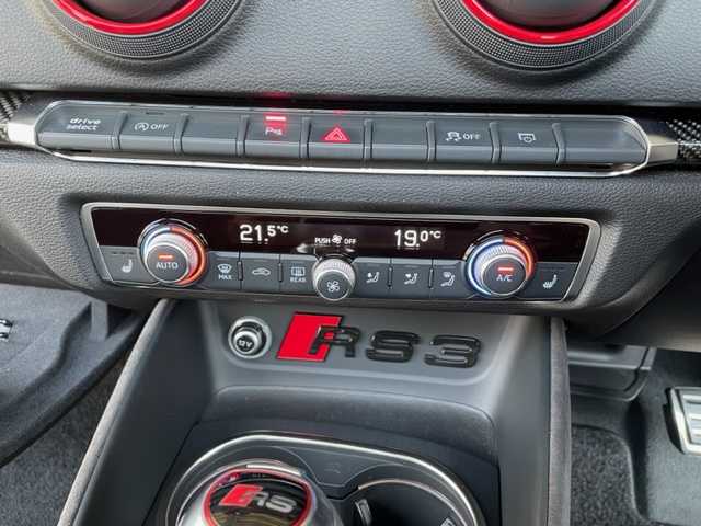 アウディ ＲＳ３ 神奈川県 2018(平30)年 8.4万km グレイシアホワイトメタリック ワンオーナー/4WDターボ/パノラマルーフ/純正HDDナビ/・DTV/DVD/BT/USB/SD/Bang&Olufsenサウンド/バックカメラ/コーナーセンサー/レザーシート/前席シートヒーター/レーダークルーズコントロール/ビルトインETC2.0/レーンアシスト/衝突軽減ブレーキ/純正19インチAW/プッシュEgスタート/ストップ/スマートキー×2/純正LEDヘッドライト/バック/フロントフォグ/パドルシフト付ステアリング/EVENTURI吸気システム/アイドリングストップ/ターンランプ付電動格納ドアミラー/純正フロアマット/取扱説明書/新車時保証書