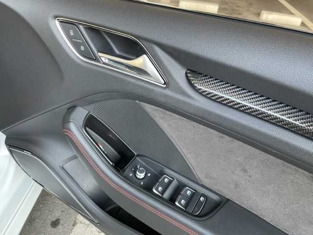 アウディ ＲＳ３ 神奈川県 2018(平30)年 8.4万km グレイシアホワイトメタリック ワンオーナー/4WDターボ/パノラマルーフ/純正HDDナビ/・DTV/DVD/BT/USB/SD/Bang&Olufsenサウンド/バックカメラ/コーナーセンサー/レザーシート/前席シートヒーター/レーダークルーズコントロール/ビルトインETC2.0/レーンアシスト/衝突軽減ブレーキ/純正19インチAW/プッシュEgスタート/ストップ/スマートキー×2/純正LEDヘッドライト/バック/フロントフォグ/パドルシフト付ステアリング/EVENTURI吸気システム/アイドリングストップ/ターンランプ付電動格納ドアミラー/純正フロアマット/取扱説明書/新車時保証書