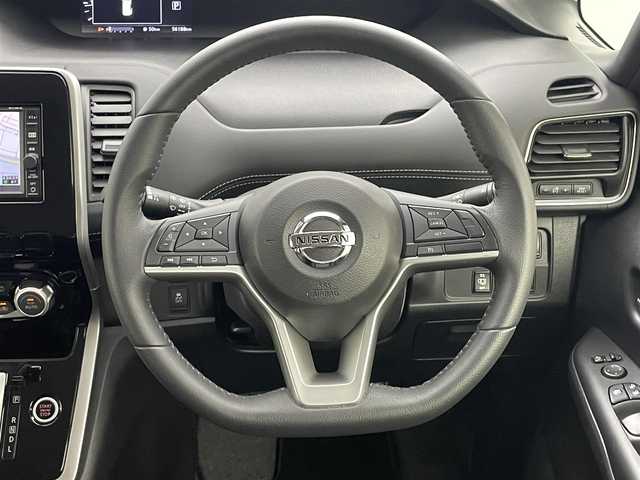 日産 セレナ ハイウェイスターVセレクションⅡ 岡山県 2017(平29)年 5.7万km ブリリアントホワイトパール 純正ナビ/【ナビ/フルセグ/Bluetooth/AUX】	/バックカメラ/クルーズコントロール/LEDヘッドライト（AUTO機能付き）	/ETC	/エマージェンシーブレーキ	/車線逸脱防止システム	/横滑り防止装置	/社外ドライブレコーダー（前）	/純正16インチアルミ	/アイドリングストップ/ISOFIX/チルトステアリング/シートリフター/シートバックテーブル/ウィンカーミラー/ドアバイザー/純正フロアマット	/ステアリングスイッチ	/プッシュスタート