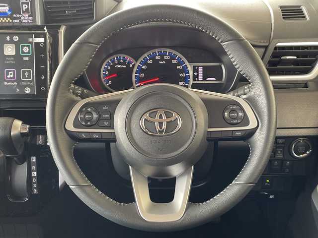 トヨタ ルーミー カスタムG 岐阜県 2023(令5)年 1.4万km レーザーブルークリスタルシャイン /登録時14026km//ワンオーナー//純正9インチディスプレイオーディオ/(AM/FM/フルセグTV/BT/USB)//メーカーパッケージOP(ディスプレイオーディオパッケージ)/(9インチディスプレイオーディオ)/(バックカメラ)/(ステアリングスイッチ)//スマートアシスト/(衝突回避支援ブレーキ機能)/(衝突警報機能)/(車線逸脱警報機能)/(路側逸脱警報)/(ふらつき警報)/(ブレーキ制御付誤発進抑制機能)/(先行車発進お知らせ機能)/(アダプティプドライビングビーム)/(オートハイビーム)/(サイドビューランプ)/(コーナーセンサー)/(標識認識機能)/(全車速追従機能付ACC)//純正フロアマット//純正LEDヘッドライト//純正14インチアルミホイール//ETC