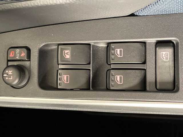 トヨタ ルーミー カスタムG 岐阜県 2023(令5)年 1.4万km レーザーブルークリスタルシャイン /登録時14026km//ワンオーナー//純正9インチディスプレイオーディオ/(AM/FM/フルセグTV/BT/USB)//メーカーパッケージOP(ディスプレイオーディオパッケージ)/(9インチディスプレイオーディオ)/(バックカメラ)/(ステアリングスイッチ)//スマートアシスト/(衝突回避支援ブレーキ機能)/(衝突警報機能)/(車線逸脱警報機能)/(路側逸脱警報)/(ふらつき警報)/(ブレーキ制御付誤発進抑制機能)/(先行車発進お知らせ機能)/(アダプティプドライビングビーム)/(オートハイビーム)/(サイドビューランプ)/(コーナーセンサー)/(標識認識機能)/(全車速追従機能付ACC)//純正フロアマット//純正LEDヘッドライト//純正14インチアルミホイール//ETC