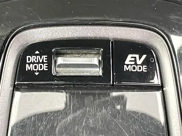 トヨタ カローラツーリング ハイブリッド ダブルバイビー 千葉県 2020(令2)年 6.9万km ホワイトパールクリスタルシャイン トヨタセーフティセンス/・プリクラッシュセーフティ/・プリクラッシュセーフティブレーキ/・レーダークルーズコントロール/・クリアランスソナー/・ブラインドスポットモニター/・レーンキープアシスト/純正８型ディスプレイオーディオ（ナビ付き）/・CD/DVD/USB/Bluetooth/フルセグTV/・バックカメラ/・ビルトインETC/革巻きステアリング/・ステアリングスイッチ/・ステアリングヒーター/ハーフレザーシート/・DNシートヒーター/電子パーキング/・ブレーキホールド/純正フロアマット/純正１７インチAW/オートライト/・オートマチックハイビーム/・LEDヘッドライト/・LEDフォグランプ