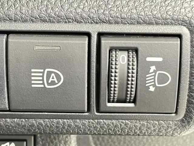 トヨタ カローラツーリング ハイブリッド ダブルバイビー 千葉県 2020(令2)年 6.9万km ホワイトパールクリスタルシャイン トヨタセーフティセンス/・プリクラッシュセーフティ/・プリクラッシュセーフティブレーキ/・レーダークルーズコントロール/・クリアランスソナー/・ブラインドスポットモニター/・レーンキープアシスト/純正８型ディスプレイオーディオ（ナビ付き）/・CD/DVD/USB/Bluetooth/フルセグTV/・バックカメラ/・ビルトインETC/革巻きステアリング/・ステアリングスイッチ/・ステアリングヒーター/ハーフレザーシート/・DNシートヒーター/電子パーキング/・ブレーキホールド/純正フロアマット/純正１７インチAW/オートライト/・オートマチックハイビーム/・LEDヘッドライト/・LEDフォグランプ