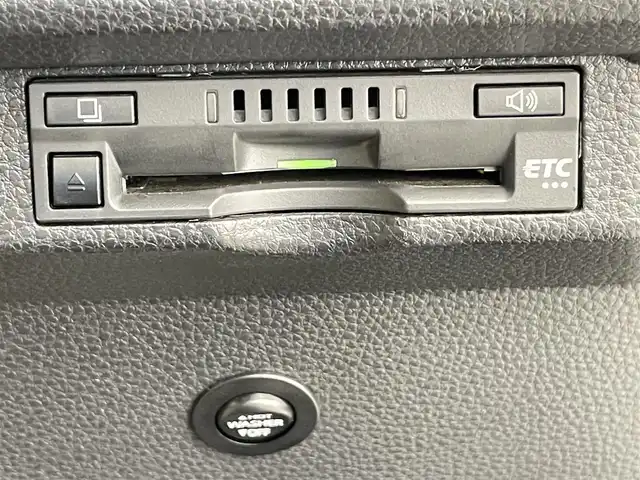 トヨタ カローラツーリング ハイブリッド ダブルバイビー 千葉県 2020(令2)年 6.9万km ホワイトパールクリスタルシャイン トヨタセーフティセンス/・プリクラッシュセーフティ/・プリクラッシュセーフティブレーキ/・レーダークルーズコントロール/・クリアランスソナー/・ブラインドスポットモニター/・レーンキープアシスト/純正８型ディスプレイオーディオ（ナビ付き）/・CD/DVD/USB/Bluetooth/フルセグTV/・バックカメラ/・ビルトインETC/革巻きステアリング/・ステアリングスイッチ/・ステアリングヒーター/ハーフレザーシート/・DNシートヒーター/電子パーキング/・ブレーキホールド/純正フロアマット/純正１７インチAW/オートライト/・オートマチックハイビーム/・LEDヘッドライト/・LEDフォグランプ