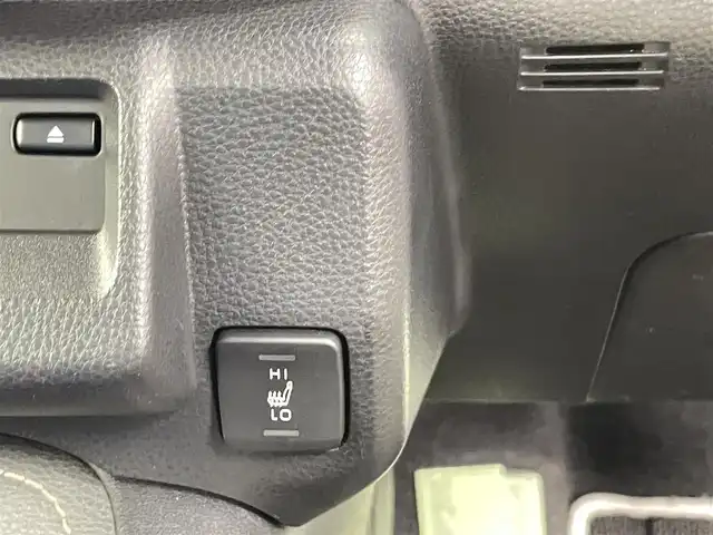 トヨタ カローラツーリング ハイブリッド ダブルバイビー 千葉県 2020(令2)年 6.9万km ホワイトパールクリスタルシャイン トヨタセーフティセンス/・プリクラッシュセーフティ/・プリクラッシュセーフティブレーキ/・レーダークルーズコントロール/・クリアランスソナー/・ブラインドスポットモニター/・レーンキープアシスト/純正８型ディスプレイオーディオ（ナビ付き）/・CD/DVD/USB/Bluetooth/フルセグTV/・バックカメラ/・ビルトインETC/革巻きステアリング/・ステアリングスイッチ/・ステアリングヒーター/ハーフレザーシート/・DNシートヒーター/電子パーキング/・ブレーキホールド/純正フロアマット/純正１７インチAW/オートライト/・オートマチックハイビーム/・LEDヘッドライト/・LEDフォグランプ