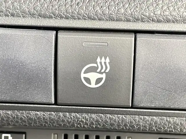 トヨタ カローラツーリング ハイブリッド ダブルバイビー 千葉県 2020(令2)年 6.9万km ホワイトパールクリスタルシャイン トヨタセーフティセンス/・プリクラッシュセーフティ/・プリクラッシュセーフティブレーキ/・レーダークルーズコントロール/・クリアランスソナー/・ブラインドスポットモニター/・レーンキープアシスト/純正８型ディスプレイオーディオ（ナビ付き）/・CD/DVD/USB/Bluetooth/フルセグTV/・バックカメラ/・ビルトインETC/革巻きステアリング/・ステアリングスイッチ/・ステアリングヒーター/ハーフレザーシート/・DNシートヒーター/電子パーキング/・ブレーキホールド/純正フロアマット/純正１７インチAW/オートライト/・オートマチックハイビーム/・LEDヘッドライト/・LEDフォグランプ