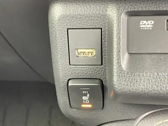 トヨタ カローラツーリング ハイブリッド ダブルバイビー 千葉県 2020(令2)年 6.9万km ホワイトパールクリスタルシャイン トヨタセーフティセンス/・プリクラッシュセーフティ/・プリクラッシュセーフティブレーキ/・レーダークルーズコントロール/・クリアランスソナー/・ブラインドスポットモニター/・レーンキープアシスト/純正８型ディスプレイオーディオ（ナビ付き）/・CD/DVD/USB/Bluetooth/フルセグTV/・バックカメラ/・ビルトインETC/革巻きステアリング/・ステアリングスイッチ/・ステアリングヒーター/ハーフレザーシート/・DNシートヒーター/電子パーキング/・ブレーキホールド/純正フロアマット/純正１７インチAW/オートライト/・オートマチックハイビーム/・LEDヘッドライト/・LEDフォグランプ