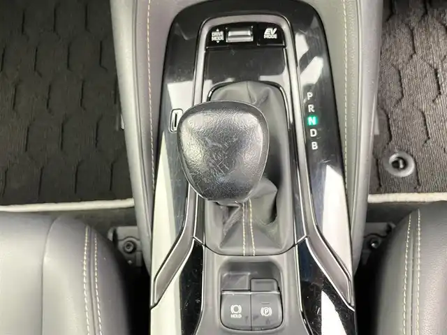 トヨタ カローラツーリング ハイブリッド ダブルバイビー 千葉県 2020(令2)年 6.9万km ホワイトパールクリスタルシャイン トヨタセーフティセンス/・プリクラッシュセーフティ/・プリクラッシュセーフティブレーキ/・レーダークルーズコントロール/・クリアランスソナー/・ブラインドスポットモニター/・レーンキープアシスト/純正８型ディスプレイオーディオ（ナビ付き）/・CD/DVD/USB/Bluetooth/フルセグTV/・バックカメラ/・ビルトインETC/革巻きステアリング/・ステアリングスイッチ/・ステアリングヒーター/ハーフレザーシート/・DNシートヒーター/電子パーキング/・ブレーキホールド/純正フロアマット/純正１７インチAW/オートライト/・オートマチックハイビーム/・LEDヘッドライト/・LEDフォグランプ