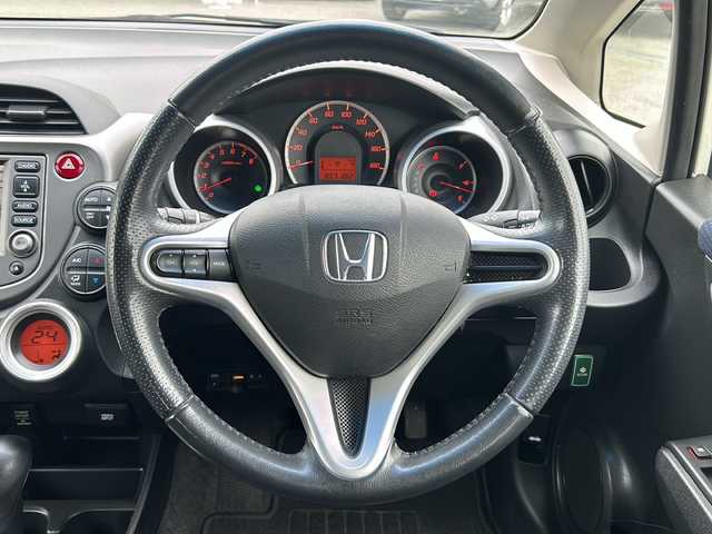 ホンダ フィット L 兵庫県 2011(平23)年 10.8万km プレミアムホワイト 禁煙車　純正ＨＤＤナビ（ＡＭ・ＦＭ・ワンセグ・ＤＶＤ）　ビルトインＥＴＣ　バックカメラ　オートライト　純正フロアマット　純正ドアバイザー