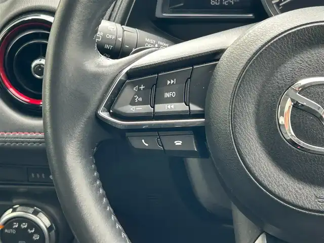 マツダ ＣＸ－３ XD プロアクティブ 滋賀県 2017(平29)年 6.1万km スノーフレイクホワイトパールマイカ ディーゼル/4WD(F4)/6速AT/7インチ純正ナビ/(FM/AM/CD/DVD/フルセグ/Bluetooth)/前ドライブレコーダー(ＳＤカード無し)/ETC/バックカメラ/プリクラッシュブレーキアシスト	/踏み間違い防止アシスト	/レーンキープアシスト	/クルーズコントロール/標識検知機能	/コーナー・バックセンサー	/運転席・助手席シートヒーター/電動格納ミラー/アイドリングストップ/革巻きステアリング/ステアリングスイッチ/ステアリングヒーター/パドルシフト/オートライト/LEDヘッドライト/リアフォグ/フルオートエアコン/ヘッドアップディスプレイ/プッシュスタート/スマートキー/USB端子/純正フロアマット/ドアバイザー