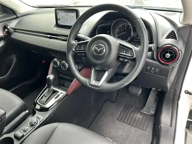 マツダ ＣＸ－３ XD プロアクティブ 滋賀県 2017(平29)年 6.1万km スノーフレイクホワイトパールマイカ ディーゼル/4WD(F4)/6速AT/7インチ純正ナビ/(FM/AM/CD/DVD/フルセグ/Bluetooth)/前ドライブレコーダー(ＳＤカード無し)/ETC/バックカメラ/プリクラッシュブレーキアシスト	/踏み間違い防止アシスト	/レーンキープアシスト	/クルーズコントロール/標識検知機能	/コーナー・バックセンサー	/運転席・助手席シートヒーター/電動格納ミラー/アイドリングストップ/革巻きステアリング/ステアリングスイッチ/ステアリングヒーター/パドルシフト/オートライト/LEDヘッドライト/リアフォグ/フルオートエアコン/ヘッドアップディスプレイ/プッシュスタート/スマートキー/USB端子/純正フロアマット/ドアバイザー