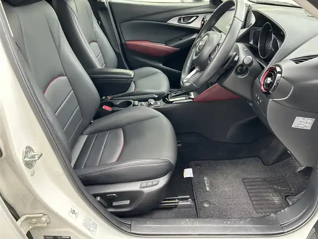 マツダ ＣＸ－３ XD プロアクティブ 滋賀県 2017(平29)年 6.1万km スノーフレイクホワイトパールマイカ ディーゼル/4WD(F4)/6速AT/7インチ純正ナビ/(FM/AM/CD/DVD/フルセグ/Bluetooth)/前ドライブレコーダー(ＳＤカード無し)/ETC/バックカメラ/プリクラッシュブレーキアシスト	/踏み間違い防止アシスト	/レーンキープアシスト	/クルーズコントロール/標識検知機能	/コーナー・バックセンサー	/運転席・助手席シートヒーター/電動格納ミラー/アイドリングストップ/革巻きステアリング/ステアリングスイッチ/ステアリングヒーター/パドルシフト/オートライト/LEDヘッドライト/リアフォグ/フルオートエアコン/ヘッドアップディスプレイ/プッシュスタート/スマートキー/USB端子/純正フロアマット/ドアバイザー