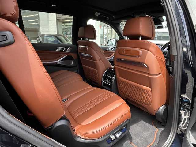 ＢＭＷ ＢＭＷ Ｘ７ xDrive40d Mスポーツ 福岡県 2023(令5)年 2.3万km カーボンブラックM ワンオーナー/純正ナビ（AM/FM/BT/ワンセグTV/AppleCarPlay)/ツインサンルーフ/ヘッドアップディスプレイ/前席メモリーシート/全席パワーシート/全席シートヒーター/前席エアシート/アラウンドビューモニター/ステアリングヒーター/クリアランスソナー/ドライブレコーダー/Bowers & Wilkinsサウンド/パワーバックドア/LEDライト/本革巻ステアリング/USB入力端子/純正23インチアルミホイール/スペアキー×１/保証書/取扱説明書