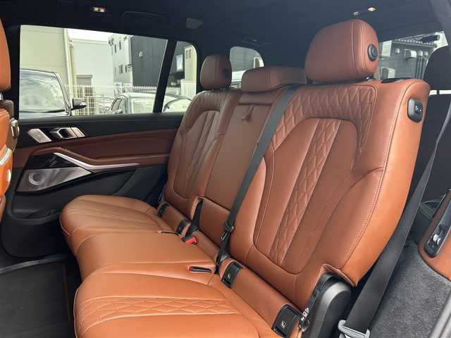 ＢＭＷ ＢＭＷ Ｘ７ xDrive40d Mスポーツ 福岡県 2023(令5)年 2.3万km カーボンブラックM ワンオーナー/純正ナビ（AM/FM/BT/ワンセグTV/AppleCarPlay)/ツインサンルーフ/ヘッドアップディスプレイ/前席メモリーシート/全席パワーシート/全席シートヒーター/前席エアシート/アラウンドビューモニター/ステアリングヒーター/クリアランスソナー/ドライブレコーダー/Bowers & Wilkinsサウンド/パワーバックドア/LEDライト/本革巻ステアリング/USB入力端子/純正23インチアルミホイール/スペアキー×１/保証書/取扱説明書