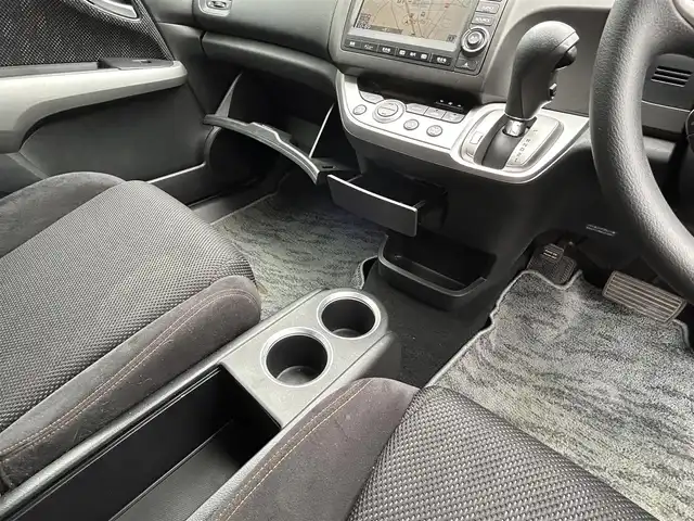 ホンダ ストリーム ZS HDDナビパッケージ 三重県 2009(平21)年 5.9万km スーパープラチナメタリック 登録時58935km/純正ナビ/ＦＭ／ＡＭ／ＨＤＤ／ＤＶＤ／ワンセグＴＶ/バックカメラ/ＥＴＣ/禁煙車/ハンズフリー/電格ミラー/３列シート/シートアレンジ/盗難防止装置/ドアバイザー/スペアキー１本