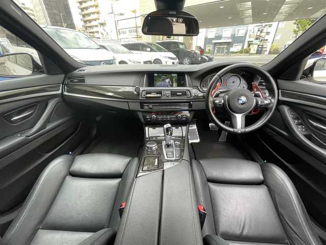ＢＭＷ ５２３ｄ Mスポーツ ザ・ピーク 神奈川県 2016(平28)年 6.1万km アルピンホワイトⅢ グレード：THE PEAK 126/260/ディーゼル＆ターボ/インテリジェントセイフティ/レーンチェンジウォーニング/レーンディパーチャーウォーニング/アクティブクルーズコントロール/パークディスタンスコントロール/純正ナビ＆フルセグTV/CD/DVD/MSV/USB/AUX/BT/バックカメラ/ビルトインETC（ミラー一体型）/電動パーキングブレーキ/AUTO HOLD/黒レザーシート/・前席パワーシート/・前席シートヒーター/・D席メモリ付シート/パドルシフト/ステアリングリモコン/フロント＆リアエアロ/純正19inアルミホイール/オートライト/LEDライト/スマートキー/プッシュスタート/W＆サイド＆カーテンエアバッグ/横滑り防止装置/ABS/フロアマット/保証書/取扱説明書