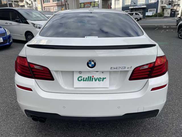 ＢＭＷ ５２３ｄ Mスポーツ ザ・ピーク 神奈川県 2016(平28)年 6.1万km アルピンホワイトⅢ グレード：THE PEAK 126/260/ディーゼル＆ターボ/インテリジェントセイフティ/レーンチェンジウォーニング/レーンディパーチャーウォーニング/アクティブクルーズコントロール/パークディスタンスコントロール/純正ナビ＆フルセグTV/CD/DVD/MSV/USB/AUX/BT/バックカメラ/ビルトインETC（ミラー一体型）/電動パーキングブレーキ/AUTO HOLD/黒レザーシート/・前席パワーシート/・前席シートヒーター/・D席メモリ付シート/パドルシフト/ステアリングリモコン/フロント＆リアエアロ/純正19inアルミホイール/オートライト/LEDライト/スマートキー/プッシュスタート/W＆サイド＆カーテンエアバッグ/横滑り防止装置/ABS/フロアマット/保証書/取扱説明書