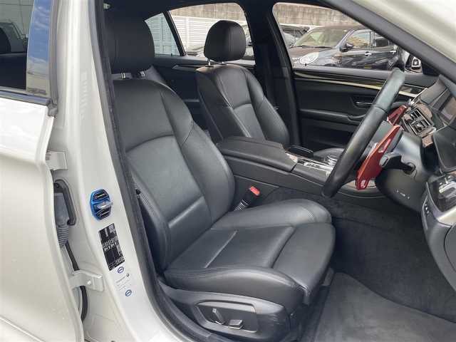ＢＭＷ ５２３ｄ Mスポーツ ザ・ピーク 神奈川県 2016(平28)年 6.1万km アルピンホワイトⅢ グレード：THE PEAK 126/260/ディーゼル＆ターボ/インテリジェントセイフティ/レーンチェンジウォーニング/レーンディパーチャーウォーニング/アクティブクルーズコントロール/パークディスタンスコントロール/純正ナビ＆フルセグTV/CD/DVD/MSV/USB/AUX/BT/バックカメラ/ビルトインETC（ミラー一体型）/電動パーキングブレーキ/AUTO HOLD/黒レザーシート/・前席パワーシート/・前席シートヒーター/・D席メモリ付シート/パドルシフト/ステアリングリモコン/フロント＆リアエアロ/純正19inアルミホイール/オートライト/LEDライト/スマートキー/プッシュスタート/W＆サイド＆カーテンエアバッグ/横滑り防止装置/ABS/フロアマット/保証書/取扱説明書