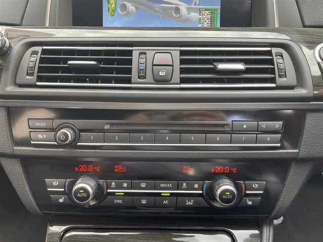 ＢＭＷ ５２３ｄ Mスポーツ ザ・ピーク 神奈川県 2016(平28)年 6.1万km アルピンホワイトⅢ グレード：THE PEAK 126/260/ディーゼル＆ターボ/インテリジェントセイフティ/レーンチェンジウォーニング/レーンディパーチャーウォーニング/アクティブクルーズコントロール/パークディスタンスコントロール/純正ナビ＆フルセグTV/CD/DVD/MSV/USB/AUX/BT/バックカメラ/ビルトインETC（ミラー一体型）/電動パーキングブレーキ/AUTO HOLD/黒レザーシート/・前席パワーシート/・前席シートヒーター/・D席メモリ付シート/パドルシフト/ステアリングリモコン/フロント＆リアエアロ/純正19inアルミホイール/オートライト/LEDライト/スマートキー/プッシュスタート/W＆サイド＆カーテンエアバッグ/横滑り防止装置/ABS/フロアマット/保証書/取扱説明書