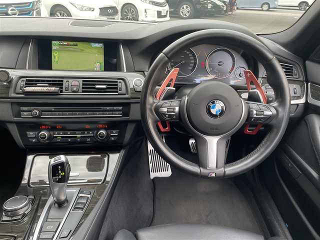 ＢＭＷ ５２３ｄ Mスポーツ ザ・ピーク 神奈川県 2016(平28)年 6.1万km アルピンホワイトⅢ グレード：THE PEAK 126/260/ディーゼル＆ターボ/インテリジェントセイフティ/レーンチェンジウォーニング/レーンディパーチャーウォーニング/アクティブクルーズコントロール/パークディスタンスコントロール/純正ナビ＆フルセグTV/CD/DVD/MSV/USB/AUX/BT/バックカメラ/ビルトインETC（ミラー一体型）/電動パーキングブレーキ/AUTO HOLD/黒レザーシート/・前席パワーシート/・前席シートヒーター/・D席メモリ付シート/パドルシフト/ステアリングリモコン/フロント＆リアエアロ/純正19inアルミホイール/オートライト/LEDライト/スマートキー/プッシュスタート/W＆サイド＆カーテンエアバッグ/横滑り防止装置/ABS/フロアマット/保証書/取扱説明書
