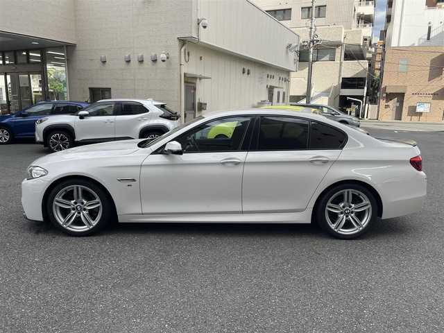 ＢＭＷ ５２３ｄ Mスポーツ ザ・ピーク 神奈川県 2016(平28)年 6.1万km アルピンホワイトⅢ グレード：THE PEAK 126/260/ディーゼル＆ターボ/インテリジェントセイフティ/レーンチェンジウォーニング/レーンディパーチャーウォーニング/アクティブクルーズコントロール/パークディスタンスコントロール/純正ナビ＆フルセグTV/CD/DVD/MSV/USB/AUX/BT/バックカメラ/ビルトインETC（ミラー一体型）/電動パーキングブレーキ/AUTO HOLD/黒レザーシート/・前席パワーシート/・前席シートヒーター/・D席メモリ付シート/パドルシフト/ステアリングリモコン/フロント＆リアエアロ/純正19inアルミホイール/オートライト/LEDライト/スマートキー/プッシュスタート/W＆サイド＆カーテンエアバッグ/横滑り防止装置/ABS/フロアマット/保証書/取扱説明書
