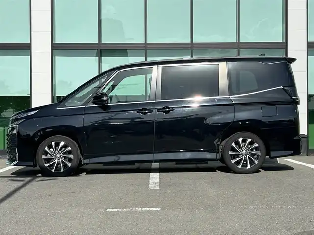 トヨタ ヴォクシー S－Z 和歌山県 2022(令4)年 6万km アティチュードブラックマイカ 純正コネクティッドナビ/フルセグTV/Bluetooth/CD/DVD/USB/HDMI/バックカメラ/純正フリップダウンモニター/ビルトインETC2.0/前後ドライブレコーダー/トヨタセーフティセンス/レーダークルーズコントロール/クリアランスソナー/レーンキープアシスト/両側パワースライドドア/革巻きステアリング/ステアリングスイッチ/LEDヘッドライト/オートライト/オートハイビーム/ヘッドライトレベライザー/ハーフレザーシート/前席シートヒーター/純正17インチAW/プッシュスタート/スマートキー/スペアキー