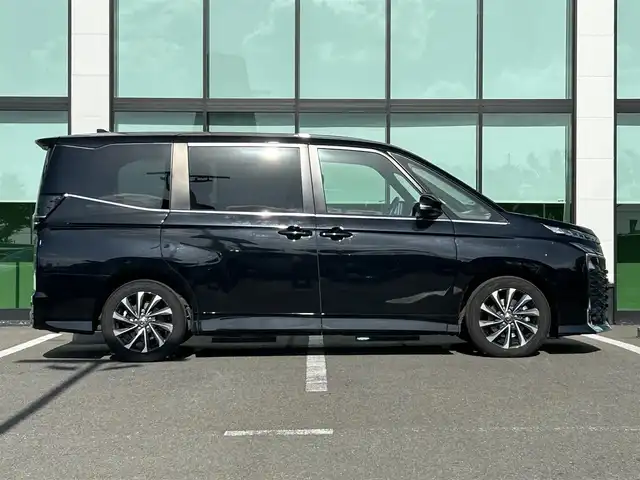 トヨタ ヴォクシー S－Z 和歌山県 2022(令4)年 6万km アティチュードブラックマイカ 純正コネクティッドナビ/フルセグTV/Bluetooth/CD/DVD/USB/HDMI/バックカメラ/純正フリップダウンモニター/ビルトインETC2.0/前後ドライブレコーダー/トヨタセーフティセンス/レーダークルーズコントロール/クリアランスソナー/レーンキープアシスト/両側パワースライドドア/革巻きステアリング/ステアリングスイッチ/LEDヘッドライト/オートライト/オートハイビーム/ヘッドライトレベライザー/ハーフレザーシート/前席シートヒーター/純正17インチAW/プッシュスタート/スマートキー/スペアキー