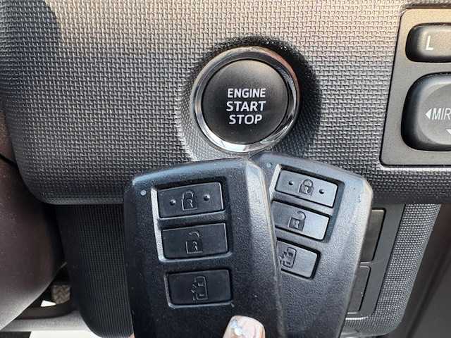 トヨタ スペイド F 大阪府 2014(平26)年 11.3万km シルバーマイカM 純正ナビ/バックカメラ/フルセグ/Bluetooth/CD/DVD/片側パワースライドドア/ドライブレコーダー/ETC/プッシュスタート/スマートキー×２/ステアリングスイッチ/純正フロアマット/HIDヘッドライト/オートライト