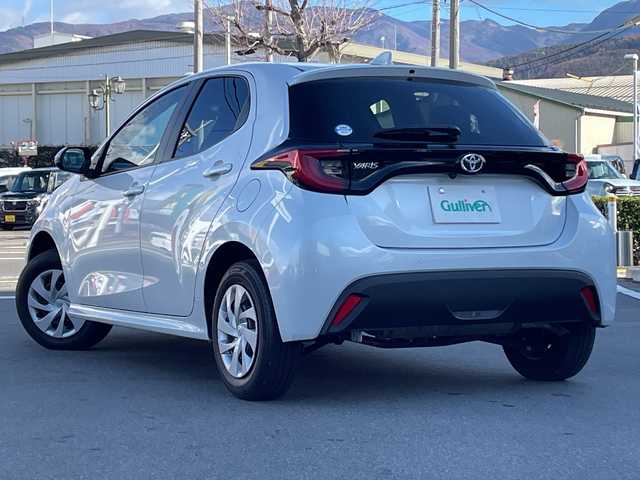 トヨタ ヤリス G 長野県 2024(令6)年 1.7万km プラチナホワイトパールマイカ 禁煙車/４WD/純正8インチディスプレイオーディオ/（AM/FM/USB/Bluetooth）/・ナビ機能付き/HDMI/バックカメラ/ビルトインETC/プッシュスタート/プリクラッシュセーフティ/レーンディパーチャーアラート/クリアランスソナー/オートマチックハイビーム/横滑り防止装置/ステアリングスイッチ/オートライト/オートマチックハイビーム/社外ドライブレコーダー/LEDヘッドライト/フロアマット/プラチナホワイトパールマイカ