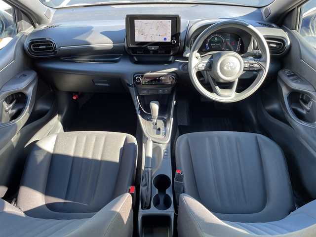 トヨタ ヤリス G 長野県 2024(令6)年 1.7万km プラチナホワイトパールマイカ 禁煙車/４WD/純正8インチディスプレイオーディオ/（AM/FM/USB/Bluetooth）/・ナビ機能付き/HDMI/バックカメラ/ビルトインETC/プッシュスタート/プリクラッシュセーフティ/レーンディパーチャーアラート/クリアランスソナー/オートマチックハイビーム/横滑り防止装置/ステアリングスイッチ/オートライト/オートマチックハイビーム/社外ドライブレコーダー/LEDヘッドライト/フロアマット/プラチナホワイトパールマイカ