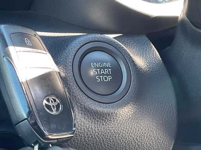 トヨタ ヤリス G 長野県 2024(令6)年 1.7万km プラチナホワイトパールマイカ 禁煙車/４WD/純正8インチディスプレイオーディオ/（AM/FM/USB/Bluetooth）/・ナビ機能付き/HDMI/バックカメラ/ビルトインETC/プッシュスタート/プリクラッシュセーフティ/レーンディパーチャーアラート/クリアランスソナー/オートマチックハイビーム/横滑り防止装置/ステアリングスイッチ/オートライト/オートマチックハイビーム/社外ドライブレコーダー/LEDヘッドライト/フロアマット/プラチナホワイトパールマイカ