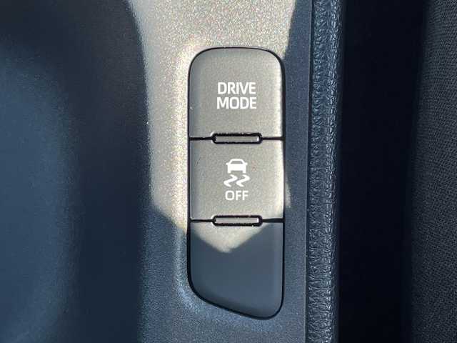 トヨタ ヤリス G 長野県 2024(令6)年 1.7万km プラチナホワイトパールマイカ 禁煙車/４WD/純正8インチディスプレイオーディオ/（AM/FM/USB/Bluetooth）/・ナビ機能付き/HDMI/バックカメラ/ビルトインETC/プッシュスタート/プリクラッシュセーフティ/レーンディパーチャーアラート/クリアランスソナー/オートマチックハイビーム/横滑り防止装置/ステアリングスイッチ/オートライト/オートマチックハイビーム/社外ドライブレコーダー/LEDヘッドライト/フロアマット/プラチナホワイトパールマイカ