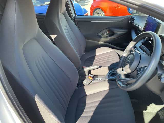 トヨタ ヤリス G 長野県 2024(令6)年 1.7万km プラチナホワイトパールマイカ 禁煙車/４WD/純正8インチディスプレイオーディオ/（AM/FM/USB/Bluetooth）/・ナビ機能付き/HDMI/バックカメラ/ビルトインETC/プッシュスタート/プリクラッシュセーフティ/レーンディパーチャーアラート/クリアランスソナー/オートマチックハイビーム/横滑り防止装置/ステアリングスイッチ/オートライト/オートマチックハイビーム/社外ドライブレコーダー/LEDヘッドライト/フロアマット/プラチナホワイトパールマイカ