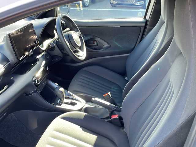 トヨタ ヤリス G 長野県 2024(令6)年 1.7万km プラチナホワイトパールマイカ 禁煙車/４WD/純正8インチディスプレイオーディオ/（AM/FM/USB/Bluetooth）/・ナビ機能付き/HDMI/バックカメラ/ビルトインETC/プッシュスタート/プリクラッシュセーフティ/レーンディパーチャーアラート/クリアランスソナー/オートマチックハイビーム/横滑り防止装置/ステアリングスイッチ/オートライト/オートマチックハイビーム/社外ドライブレコーダー/LEDヘッドライト/フロアマット/プラチナホワイトパールマイカ