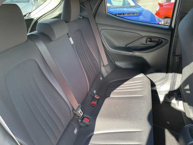 トヨタ ヤリス G 長野県 2024(令6)年 1.7万km プラチナホワイトパールマイカ 禁煙車/４WD/純正8インチディスプレイオーディオ/（AM/FM/USB/Bluetooth）/・ナビ機能付き/HDMI/バックカメラ/ビルトインETC/プッシュスタート/プリクラッシュセーフティ/レーンディパーチャーアラート/クリアランスソナー/オートマチックハイビーム/横滑り防止装置/ステアリングスイッチ/オートライト/オートマチックハイビーム/社外ドライブレコーダー/LEDヘッドライト/フロアマット/プラチナホワイトパールマイカ