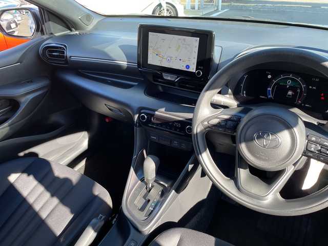 トヨタ ヤリス G 長野県 2024(令6)年 1.7万km プラチナホワイトパールマイカ 禁煙車/４WD/純正8インチディスプレイオーディオ/（AM/FM/USB/Bluetooth）/・ナビ機能付き/HDMI/バックカメラ/ビルトインETC/プッシュスタート/プリクラッシュセーフティ/レーンディパーチャーアラート/クリアランスソナー/オートマチックハイビーム/横滑り防止装置/ステアリングスイッチ/オートライト/オートマチックハイビーム/社外ドライブレコーダー/LEDヘッドライト/フロアマット/プラチナホワイトパールマイカ