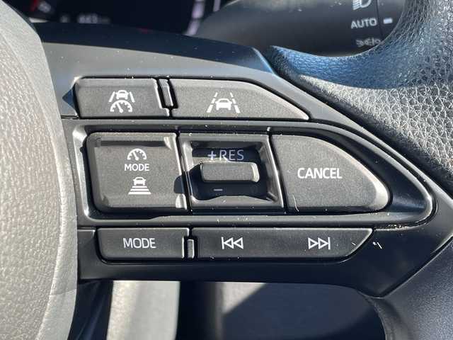 トヨタ ヤリス G 長野県 2024(令6)年 1.7万km プラチナホワイトパールマイカ 禁煙車/４WD/純正8インチディスプレイオーディオ/（AM/FM/USB/Bluetooth）/・ナビ機能付き/HDMI/バックカメラ/ビルトインETC/プッシュスタート/プリクラッシュセーフティ/レーンディパーチャーアラート/クリアランスソナー/オートマチックハイビーム/横滑り防止装置/ステアリングスイッチ/オートライト/オートマチックハイビーム/社外ドライブレコーダー/LEDヘッドライト/フロアマット/プラチナホワイトパールマイカ