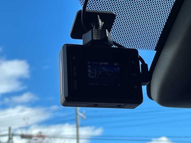 トヨタ ヤリス G 長野県 2024(令6)年 1.7万km プラチナホワイトパールマイカ 禁煙車/４WD/純正8インチディスプレイオーディオ/（AM/FM/USB/Bluetooth）/・ナビ機能付き/HDMI/バックカメラ/ビルトインETC/プッシュスタート/プリクラッシュセーフティ/レーンディパーチャーアラート/クリアランスソナー/オートマチックハイビーム/横滑り防止装置/ステアリングスイッチ/オートライト/オートマチックハイビーム/社外ドライブレコーダー/LEDヘッドライト/フロアマット/プラチナホワイトパールマイカ