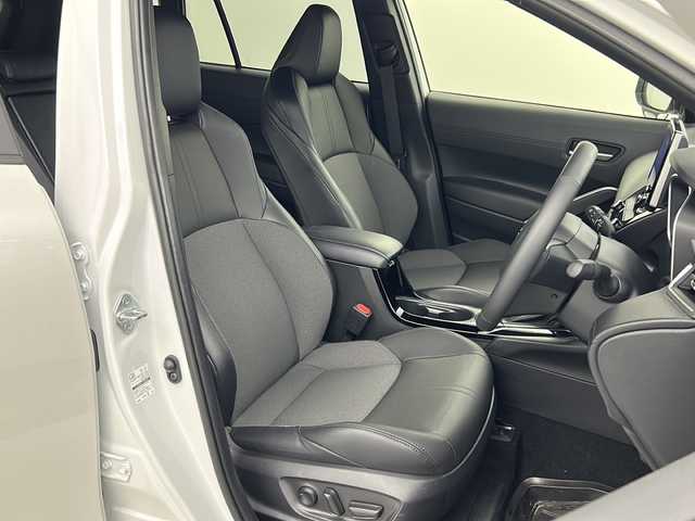 トヨタ カローラ クロス ハイブリッド Z 熊本県 2024(令6)年 0.8万km プラチナホワイトパールマイカ 純正ディスプレイオーディオ/　(AM/FM/BT/フルセグTV)/トヨタセーフティセンス/　・クルーズコントロール　追従有/　・オートハイビーム/　・LDA/　・PCS/　・PDA/　・PKSB/　・RSA/オートライト/クリアランスソナー/ヘッドライト　レベライザー/フォグランプ/電動格納ミラー/ミラーウインカー/ドアバイザー/ルーフレール/パワーバックドア/シートヒーター　(D/N)/ステアリングスイッチ/ドライブレコーダー　前方　CDR450B/ETC/スペアキー　１本