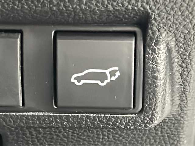 トヨタ カローラ クロス ハイブリッド Z 熊本県 2024(令6)年 0.8万km プラチナホワイトパールマイカ 純正ディスプレイオーディオ/　(AM/FM/BT/フルセグTV)/トヨタセーフティセンス/　・クルーズコントロール　追従有/　・オートハイビーム/　・LDA/　・PCS/　・PDA/　・PKSB/　・RSA/オートライト/クリアランスソナー/ヘッドライト　レベライザー/フォグランプ/電動格納ミラー/ミラーウインカー/ドアバイザー/ルーフレール/パワーバックドア/シートヒーター　(D/N)/ステアリングスイッチ/ドライブレコーダー　前方　CDR450B/ETC/スペアキー　１本