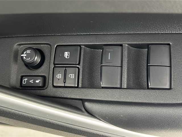 トヨタ カローラ クロス ハイブリッド Z 熊本県 2024(令6)年 0.8万km プラチナホワイトパールマイカ 純正ディスプレイオーディオ/　(AM/FM/BT/フルセグTV)/トヨタセーフティセンス/　・クルーズコントロール　追従有/　・オートハイビーム/　・LDA/　・PCS/　・PDA/　・PKSB/　・RSA/オートライト/クリアランスソナー/ヘッドライト　レベライザー/フォグランプ/電動格納ミラー/ミラーウインカー/ドアバイザー/ルーフレール/パワーバックドア/シートヒーター　(D/N)/ステアリングスイッチ/ドライブレコーダー　前方　CDR450B/ETC/スペアキー　１本