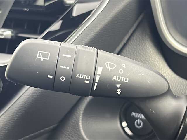 トヨタ カローラ クロス ハイブリッド Z 熊本県 2024(令6)年 0.8万km プラチナホワイトパールマイカ 純正ディスプレイオーディオ/　(AM/FM/BT/フルセグTV)/トヨタセーフティセンス/　・クルーズコントロール　追従有/　・オートハイビーム/　・LDA/　・PCS/　・PDA/　・PKSB/　・RSA/オートライト/クリアランスソナー/ヘッドライト　レベライザー/フォグランプ/電動格納ミラー/ミラーウインカー/ドアバイザー/ルーフレール/パワーバックドア/シートヒーター　(D/N)/ステアリングスイッチ/ドライブレコーダー　前方　CDR450B/ETC/スペアキー　１本