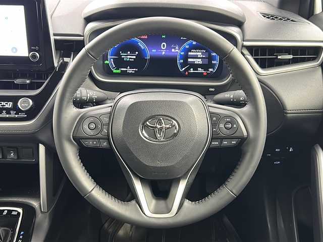 トヨタ カローラ クロス ハイブリッド Z 熊本県 2024(令6)年 0.8万km プラチナホワイトパールマイカ 純正ディスプレイオーディオ/　(AM/FM/BT/フルセグTV)/トヨタセーフティセンス/　・クルーズコントロール　追従有/　・オートハイビーム/　・LDA/　・PCS/　・PDA/　・PKSB/　・RSA/オートライト/クリアランスソナー/ヘッドライト　レベライザー/フォグランプ/電動格納ミラー/ミラーウインカー/ドアバイザー/ルーフレール/パワーバックドア/シートヒーター　(D/N)/ステアリングスイッチ/ドライブレコーダー　前方　CDR450B/ETC/スペアキー　１本