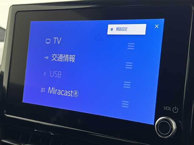 トヨタ カローラ クロス ハイブリッド Z 熊本県 2024(令6)年 0.8万km プラチナホワイトパールマイカ 純正ディスプレイオーディオ/　(AM/FM/BT/フルセグTV)/トヨタセーフティセンス/　・クルーズコントロール　追従有/　・オートハイビーム/　・LDA/　・PCS/　・PDA/　・PKSB/　・RSA/オートライト/クリアランスソナー/ヘッドライト　レベライザー/フォグランプ/電動格納ミラー/ミラーウインカー/ドアバイザー/ルーフレール/パワーバックドア/シートヒーター　(D/N)/ステアリングスイッチ/ドライブレコーダー　前方　CDR450B/ETC/スペアキー　１本