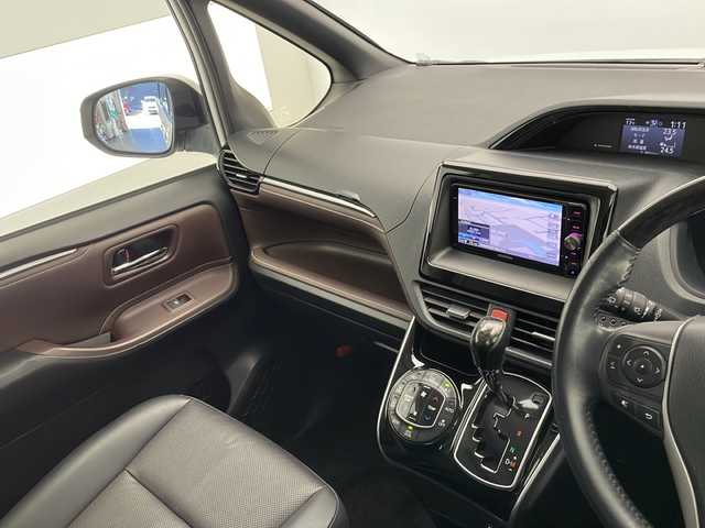 トヨタ エスクァイア Gi 長野県 2015(平27)年 7.4万km ホワイトパールクリスタルシャイン ワンオーナー/社外メモリーナビ（USB/SD/Bluetooth/フルセグTV//DISC/FM/AM）/Wエアバッグ/クルコン/アイドリングストップ/ウォークスルー/ABS/横滑り防止装置/LEDヘッドライト/フォグランプ/オートライト/オートマチックハイビーム/電動格納ウインカーミラー/プッシュスタート/両側パワースライドドア/D＋N席シートヒーター/3列シート/ALL AUTOパワーウインドウ/ウッド調革巻きステアリング/ナノイー/ビルトインETC/純正フロアマット/純正15インチアルミホイール/純正自動防眩ミラー/スマートキー/保証書/取扱説明書/記録簿