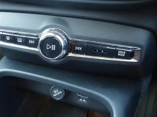ボルボ ＸＣ４０ B4 AWD インスクリプション 埼玉県 2020(令2)年 2.8万km 白 ブラックレザーシート/スライディングサンルーフ/オートクルーズコントロール /パークセンサー/バックカメラ/レーンキープアシスト/ブラインドスポットモニター/CarPlay/Harman/Kardon/シートH/純正19インチAW