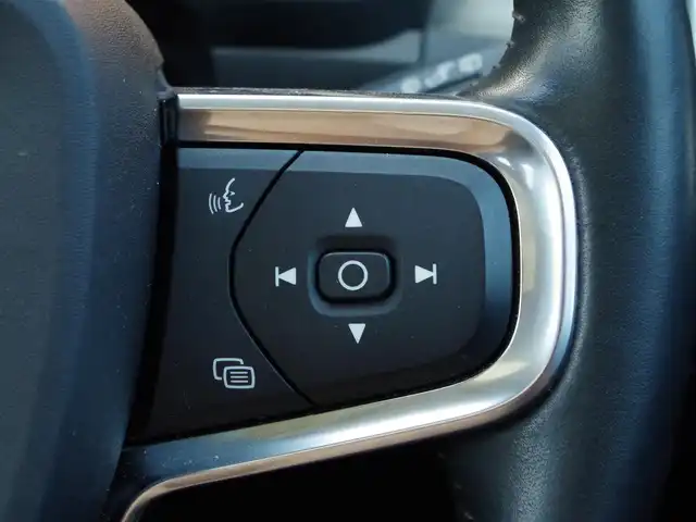 ボルボ ＸＣ４０ B4 AWD インスクリプション 埼玉県 2020(令2)年 2.8万km 白 ブラックレザーシート/スライディングサンルーフ/オートクルーズコントロール /パークセンサー/バックカメラ/レーンキープアシスト/ブラインドスポットモニター/CarPlay/Harman/Kardon/シートH/純正19インチAW